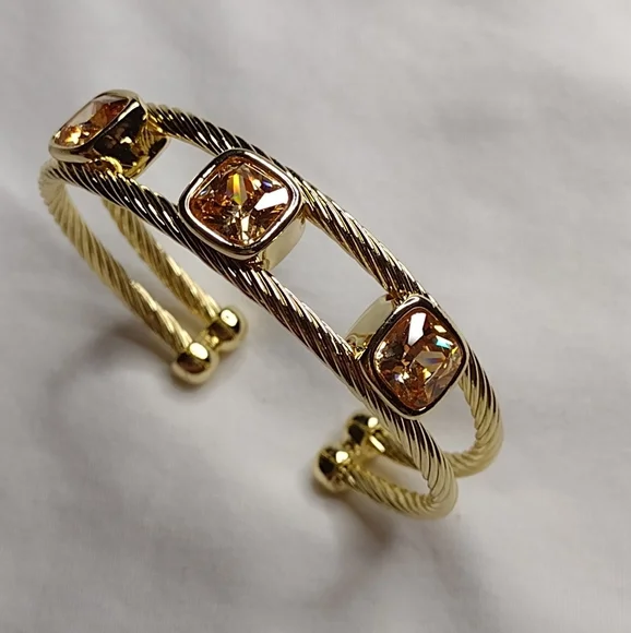 Gold and amber cuff bracelet - Picture 1 of 4